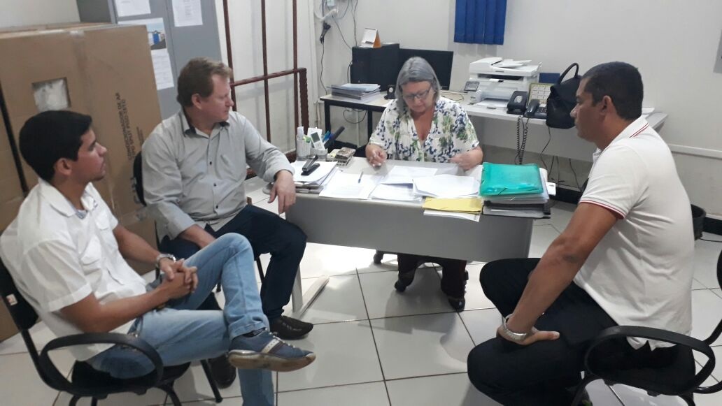 Vereadores Jorge Ciotti Rodrigo Maciel e Cicinho estiveram na Secretaria de Educação onde o assunto foi a construção de banheiros na Escola 17 de Dezembro